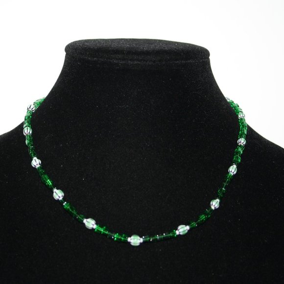 Beautiful green glass beaded necklace 17"